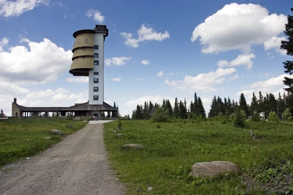 Un ex osservatorio comunista in cima alla montagna Polednik — Foto Stock
