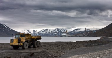 longyearbyen Svalbard yakınındaki sahil.