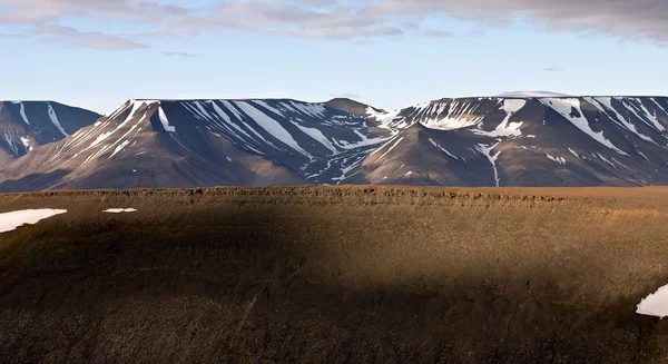 Klify w krajobraz tundry w archipelagu svalbard w Arktyce — Zdjęcie stockowe