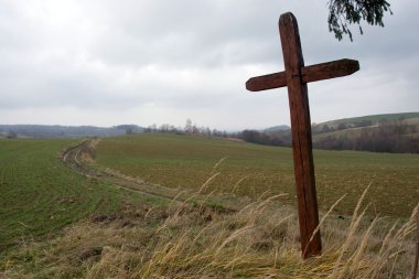 eski ahşap kırsal alanlar arasında yolun yakınında çapraz