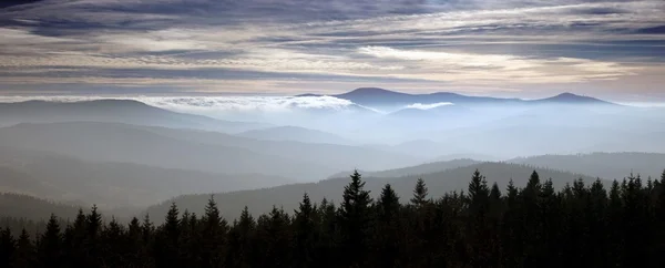 Panoramik dağ silsilesi, ufuk bulutların içine daldırma