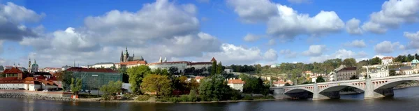 Panoramisch uitzicht op het kasteel van Praag en de omliggende landschap — Stockfoto