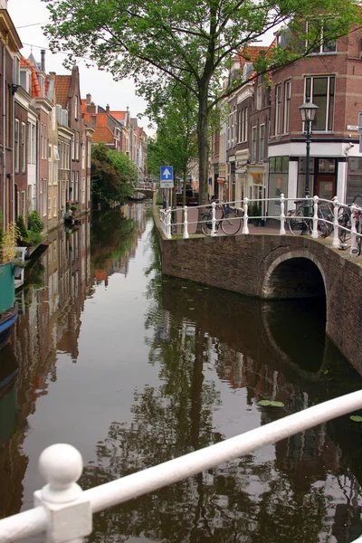 Canal de água ao longo da rua de Utrecht, Países Baixos — Fotografia de Stock