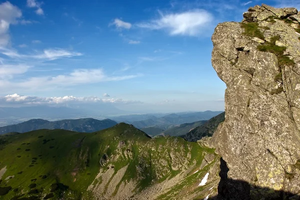 Veduta aerea del paesaggio montano con scogliera rocciosa — Foto Stock