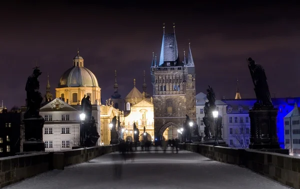 Karlův most v zimní noci, Praha, Česká republika — Stock fotografie