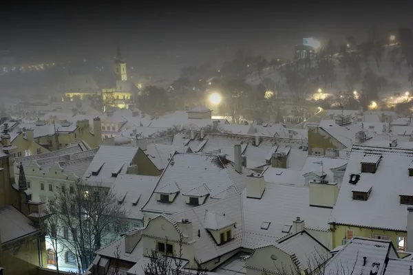 Dächer der Prager Altstadt in der Winternacht, Tschechische Republik Stockbild