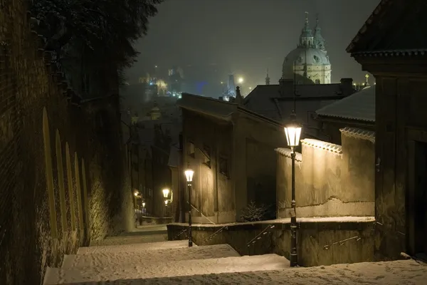 Prag slott trappa leder till gamla stan i Prag i vinternatten Royaltyfria Stockfoton