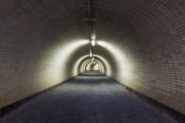 perspektif görünümü aracılığıyla floodlighted, karanlık bir tünele