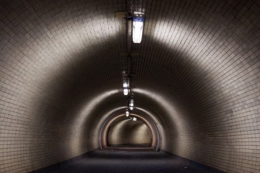 perspektif görünümü aracılığıyla floodlighted, karanlık bir tünele