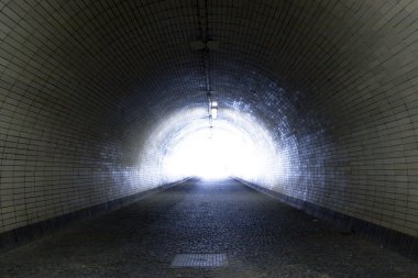 sonunda ışık ile karanlık bir tünel üzerinden görüntülemek