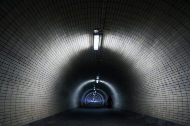 perspektif görünümü ile karanlık bir tünele tüpler tarafından floodlighted