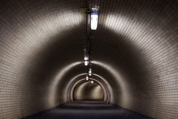 perspektif görünümü aracılığıyla floodlighted, karanlık bir tünele