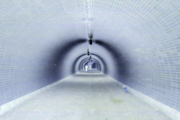 Perspektivischer Blick durch einen dunklen Tunnel mit menschlicher Silhouette (negativ)) — Stockfoto