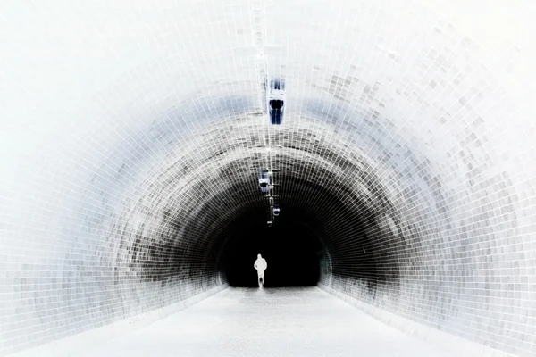 Siluet dalam Kegelapan pada Akhir Terowongan (Ditembak Negatif ) — Stok Foto