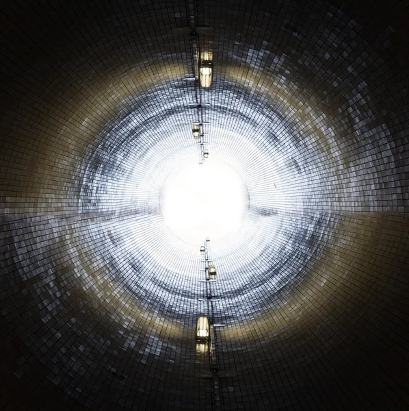 Görünümü sonunda ışık ile bir tüp ile yuvarlak