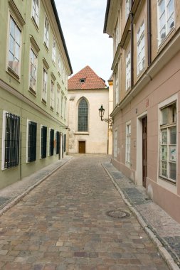 Prag tarihi merkezinde boş dar sokak
