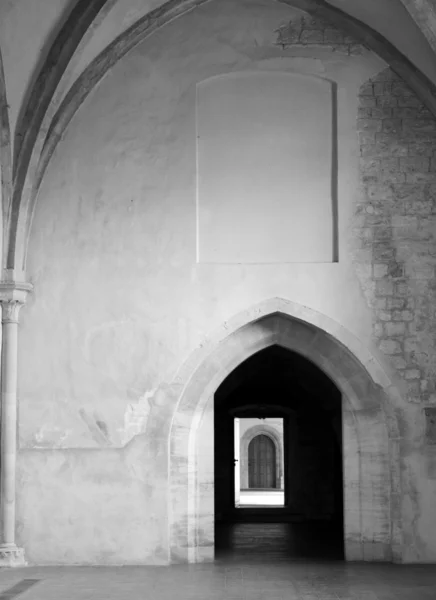 Passaggio nella chiesa gotica, in bianco e nero — Foto Stock