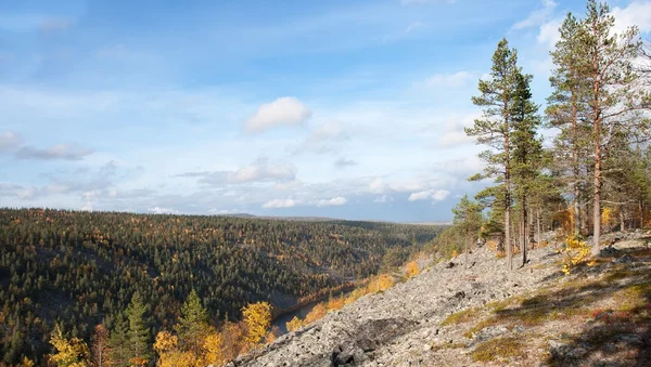 大河、フィンランドでカラフルな秋の谷 — ストック写真