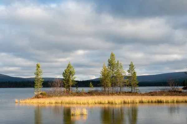 Lac Luirojarvi dans la forêt de la Taïga — Photo