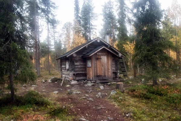 深いタイガの森での丸太小屋 — ストック写真