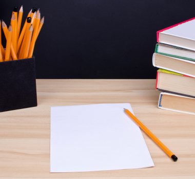 ahşap masa üzerinde yığın kitap