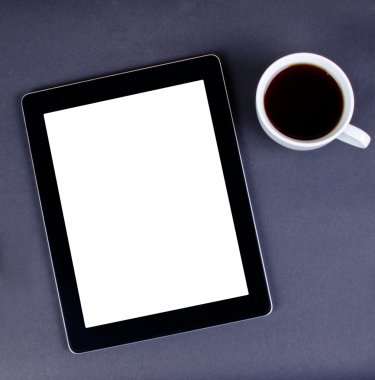 Boş beyaz ekran ve kahve ile masa üzerinde boş dijital siyah tablet