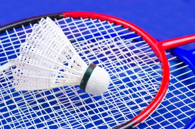 bir raket ve raketle mavi