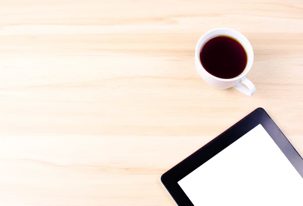 Tablet preto digital em branco em uma mesa com tela branca vazia e xícara de café — Fotografia de Stock