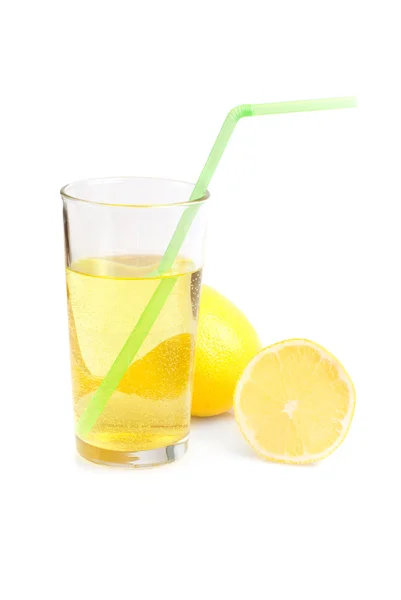 Um copo de limonada e limão — Fotografia de Stock