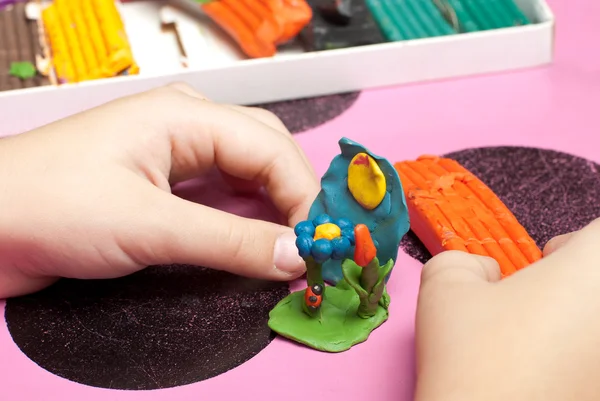 Le mani da bambini fanno una plastilina — Foto Stock