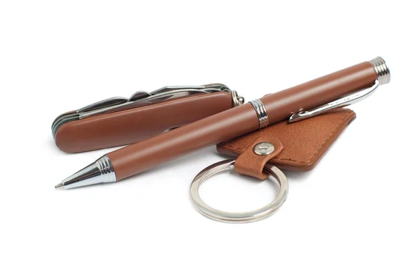 En penna, pennkniv och prydnadssak, isolerad på vit — Stockfoto