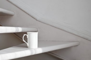 Beyaz ahşap merdiven ve Kupası