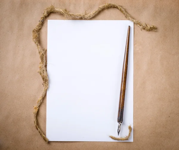 Kahverengi kağıt arka plan üzerinde bir mektup — Stok fotoğraf