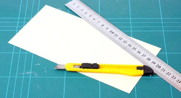 Kést, papír, vonalzó — Stock Fotó