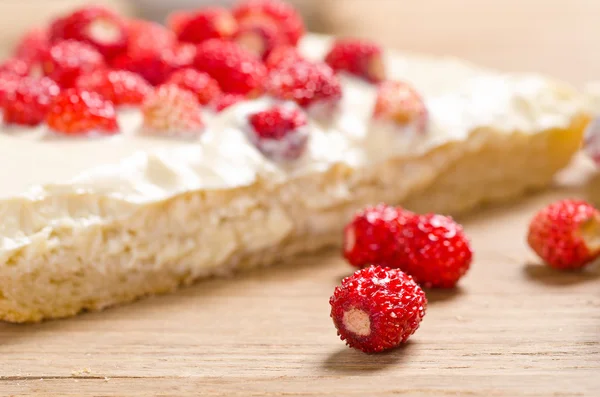 Erdbeere und Brot — Stockfoto