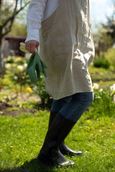Mladá Žena Dvoře Slunečného Dne Lněné Zástěře Zahradnickými Rukavicemi Zůstává — Stock fotografie