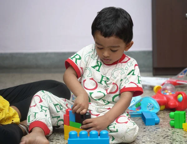Indyjski chłopiec zaangażowany w zabawkę bloku, działalności rozwojowej kamień milowy koncepcja obrazu — Zdjęcie stockowe