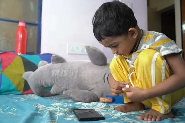 Ein Kleinkind Baby Junge beim Beobachten und Erforschen von Mobiltelefonen beschäftigt.Screen Zeit Suchtkonzept Bild — Stockfoto