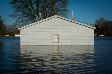 taşkın su küçük binada