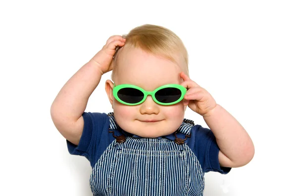 Bébé garçon blond avec des lunettes de soleil — Photo