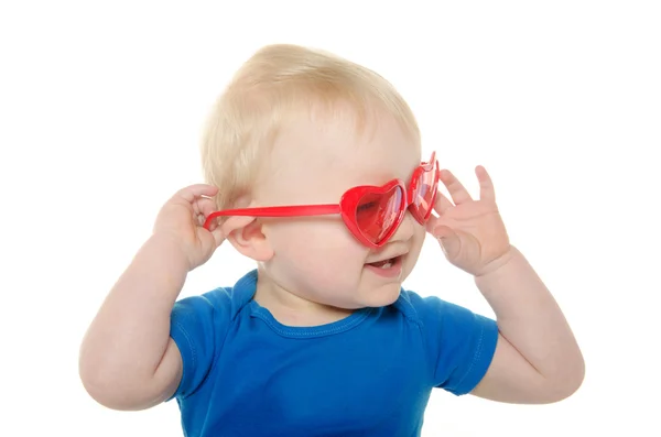 Junge mit herzförmiger Sonnenbrille — Stockfoto