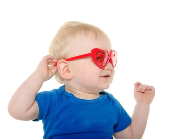 Bébé garçon avec lunettes de soleil en forme de coeur — Photo