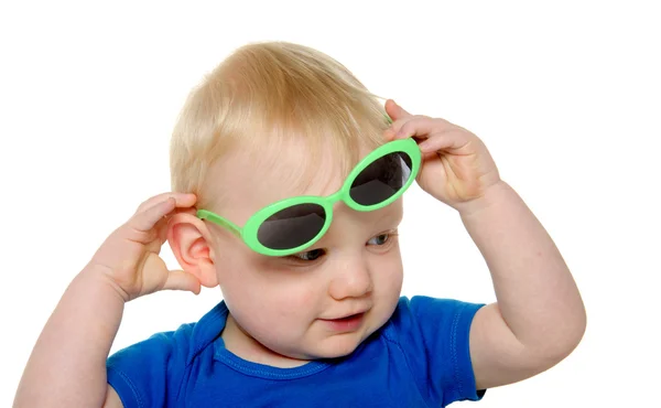 Netter kleiner Junge mit grüner Sonnenbrille — Stockfoto