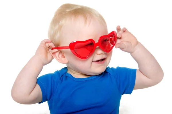 Junge mit herzförmiger Sonnenbrille — Stockfoto