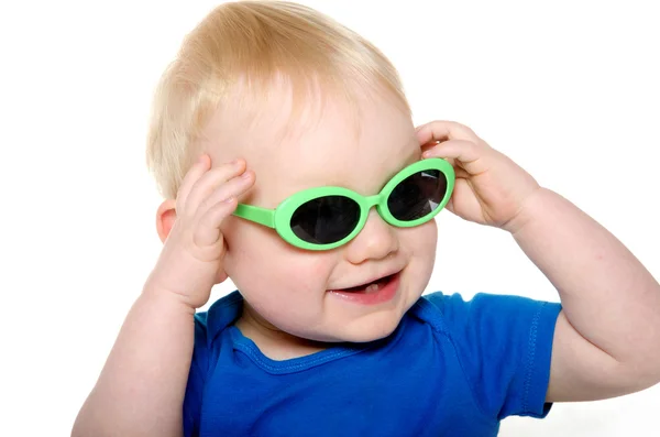 Netter kleiner Junge mit grüner Sonnenbrille — Stockfoto