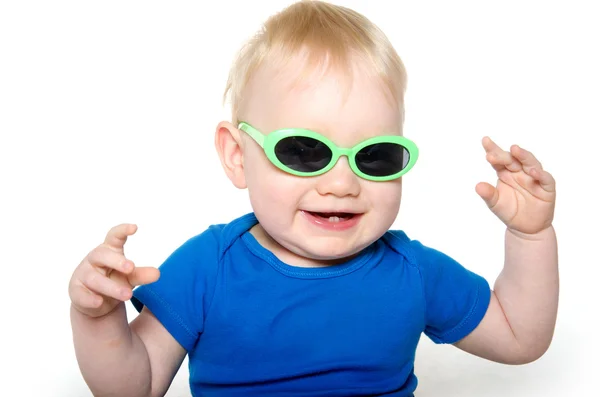 可爱的小宝贝男孩与绿色太阳镜 — 图库照片