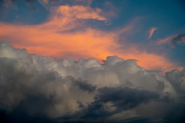 イリノイ州中央部の畑の上の日没時に嵐の雲 — ストック写真