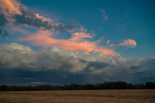 Gün Batımında Illinois Deki Bir Tarlanın Üzerinde Fırtına Bastırıyor — Stok fotoğraf