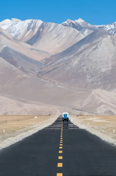 Largo camino por delante — Foto de Stock