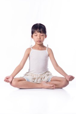 weinig meisje praktizerende yoga